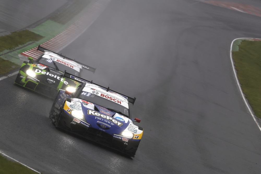 GT500 cars battle out in the rain. GT500 cars battle out in the rain.